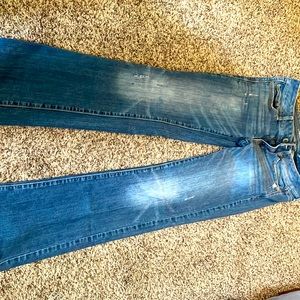 Size 6 American eagle slim bootcut. Little distressing around pockets and knee
